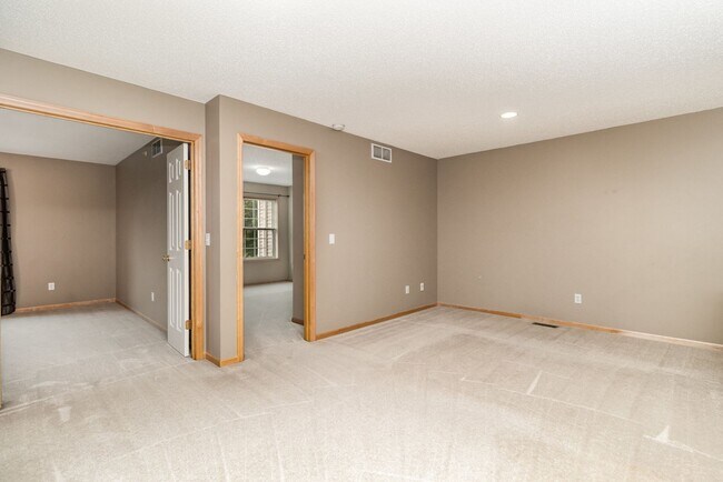 Building Photo - 2 Bed | 2 Bath in The Lakes of Blaine