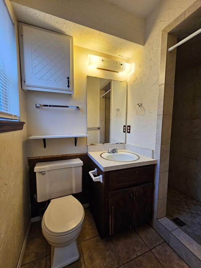 Building Photo - (3) Bed/(2) Bath Avail NOW! Pets Negotiable!