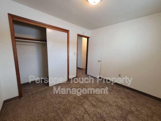 Building Photo - 132 6th Ave N