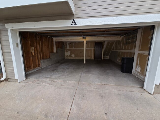 Building Photo - Stunning Townhome with Prime Location and ...