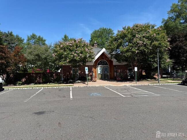 Building Photo - 207 Darwin Ln