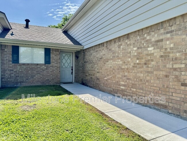 Building Photo - 2110 Oak Creek Cir