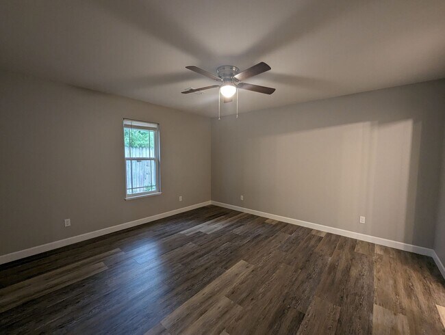Building Photo - 3 Bedroom/2 Bathroom House • Southside