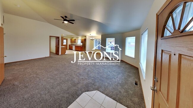 Building Photo - $500 Rent Credit - Two-bedroom home with a fully equipped kitchen, conveniently located near West...