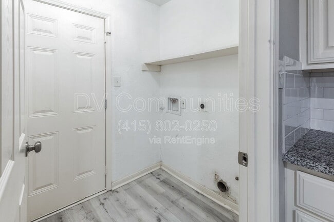 Building Photo - 2107 Lamar Dr