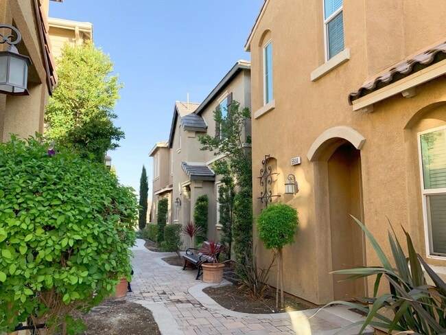 Building Photo - GORGEOUS HOME IN EASTVALE CORONA
