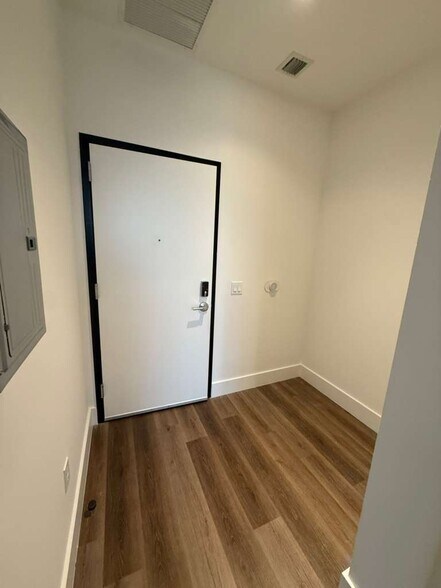 Building Photo - 2947 Coconut Ave