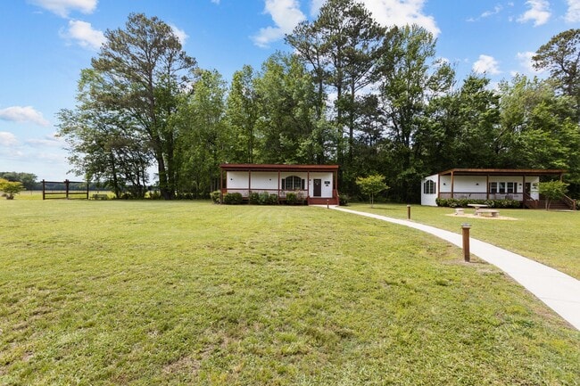 Building Photo - 2116 Las Flores Ln