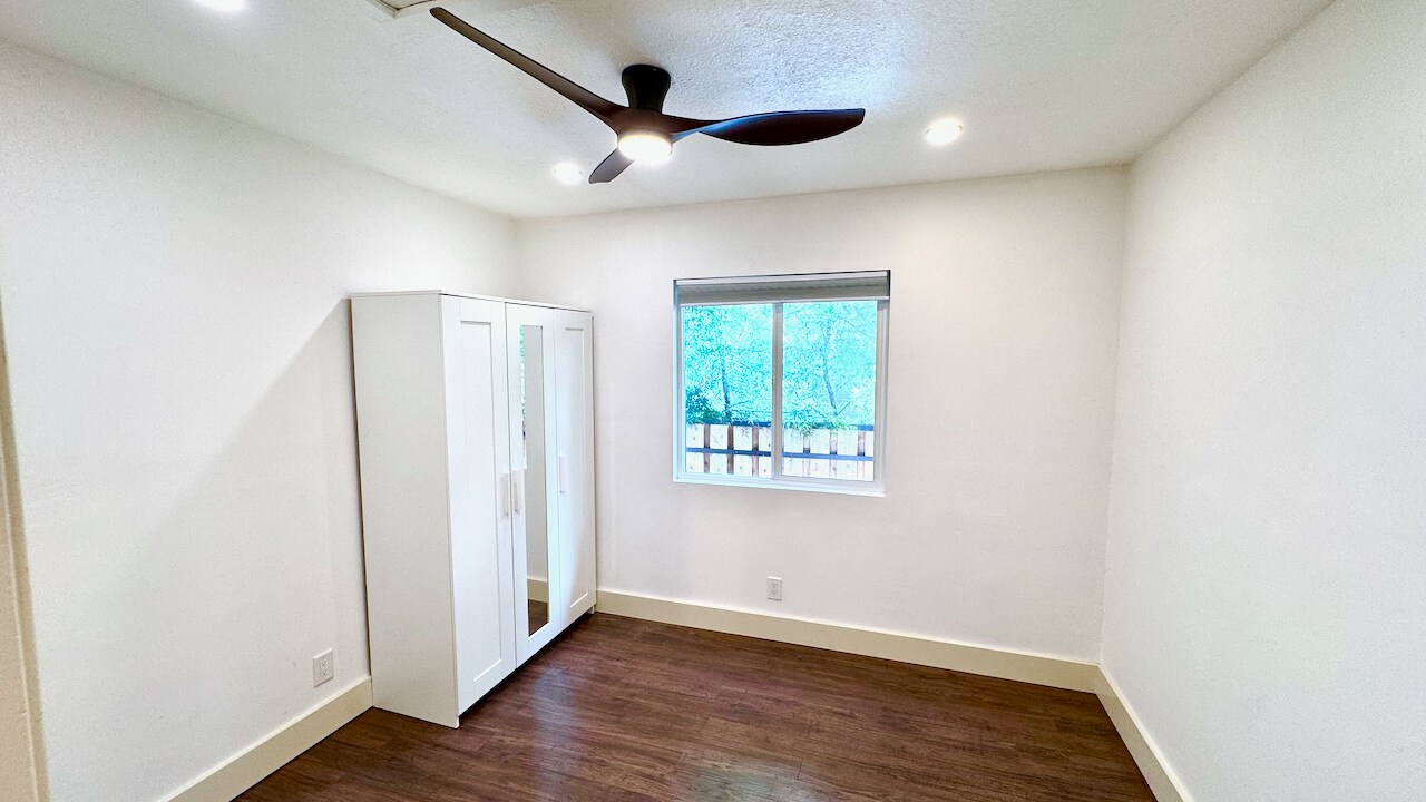 1st bedroom - 2821 1/2 S Sycamore Ave