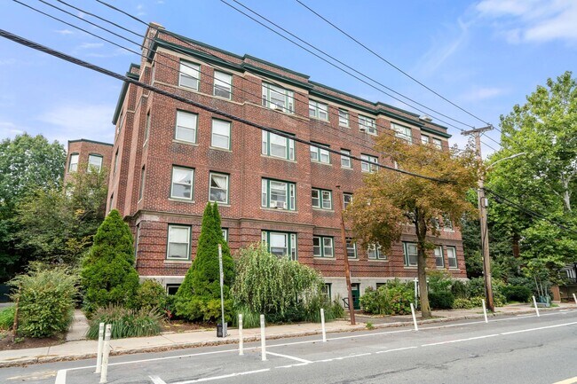 Building Photo - 52 Garden St