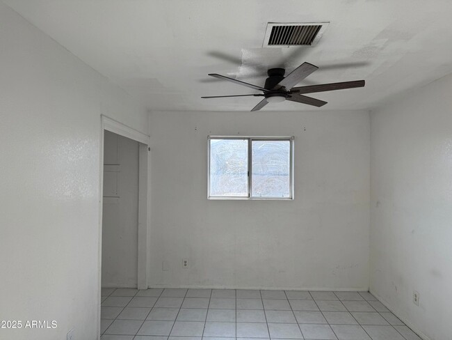 Building Photo - 2024 E Saint Catherine Ave