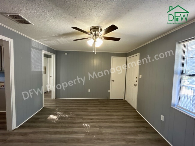 Building Photo - Charming 2-Bedroom Upstairs Apartment in Irving – Convenient Location, Fenced Yard, and More!