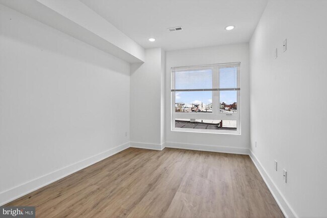 Building Photo - 2331 E York St