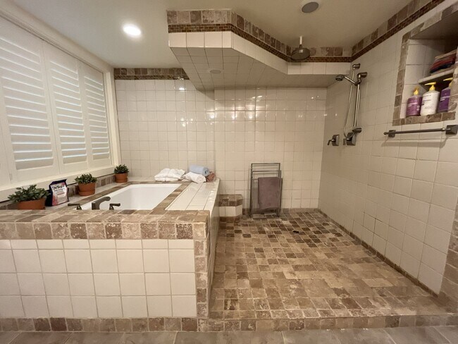 Building Photo - Spacious 1 Bedroom ADU Steps to OHSU with Soaking Tub, Rain Shower, and Treeline Views