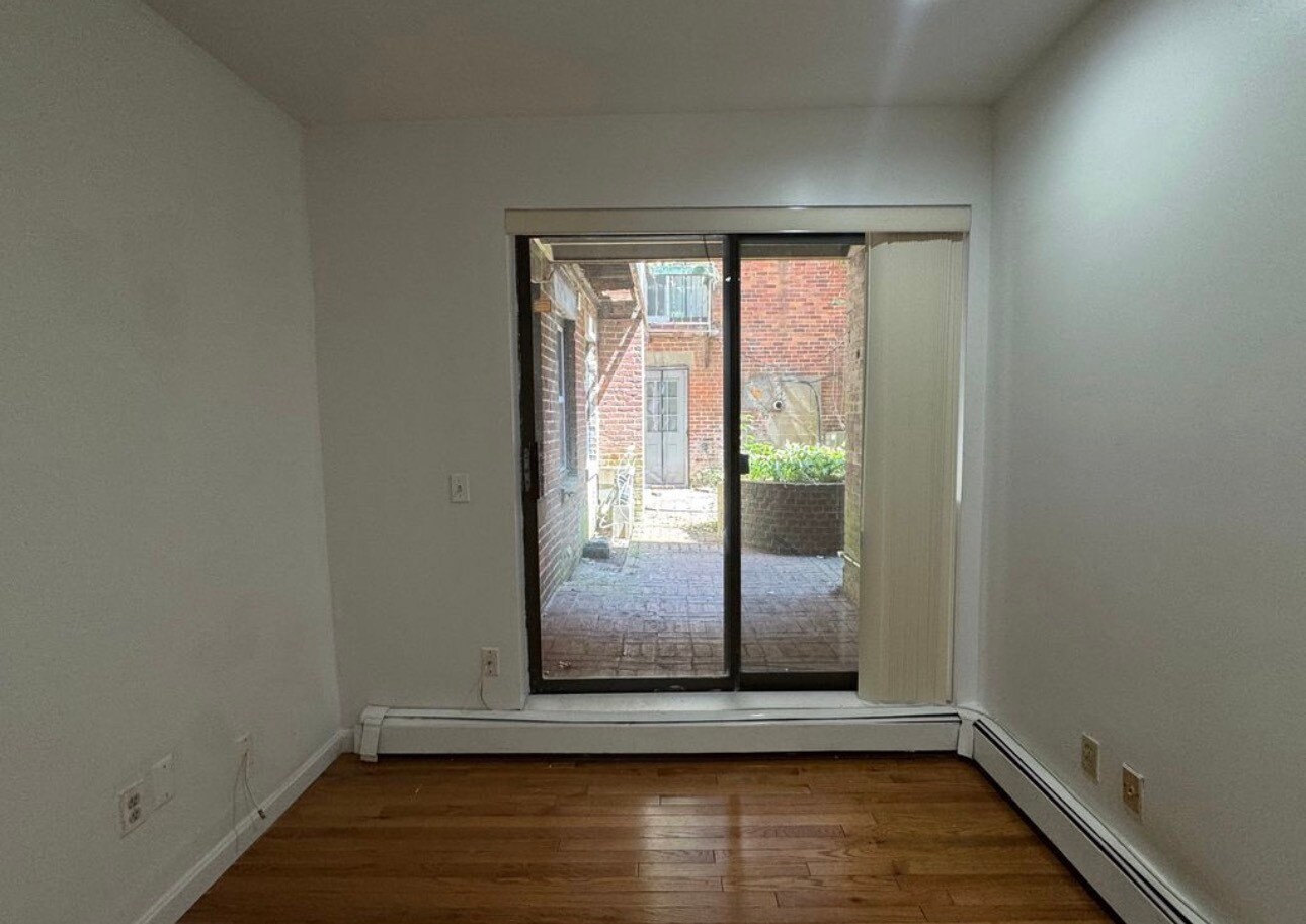 Building Photo - 390 Riverway