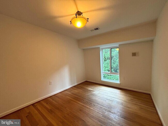 Building Photo - 8022 Inverness Ridge Rd