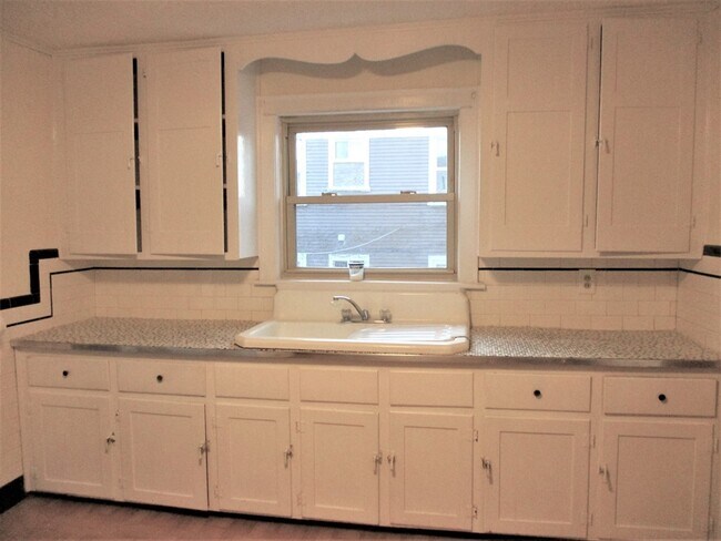 Building Photo - 27 Ridgemont St