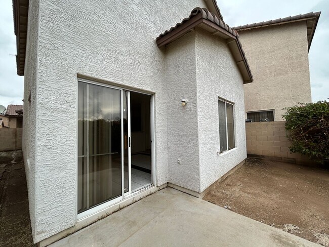 Building Photo - Brand new paint and carpet! 3 Bedroom 2 1/2 Bathroom, Close to Grand Canyon University