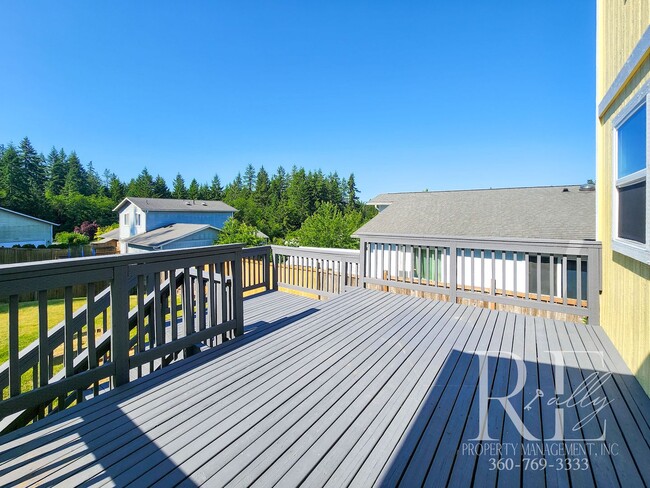 Building Photo - Inviting Poulsbo Home with Open Layout, Fe...