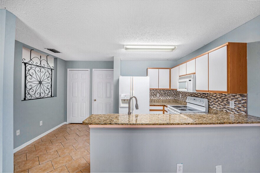 Building Photo - 8431 Edgewater Place Blvd