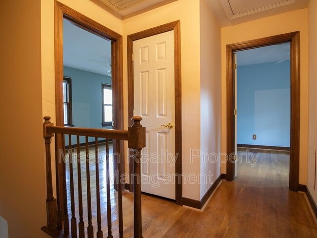 Building Photo - 4266 Roundhill Dr