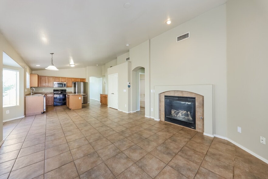 Building Photo - 11402 W Davis Ln