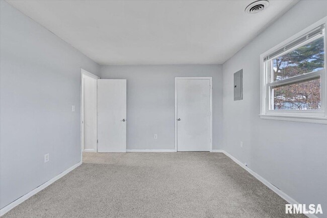 Building Photo - 925 2nd Ave E