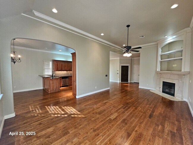 Building Photo - (3) Bed/(2) Bath In Tuscany Court Avail NOW!