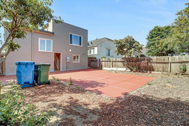 Building Photo - Spacious Westlake Home