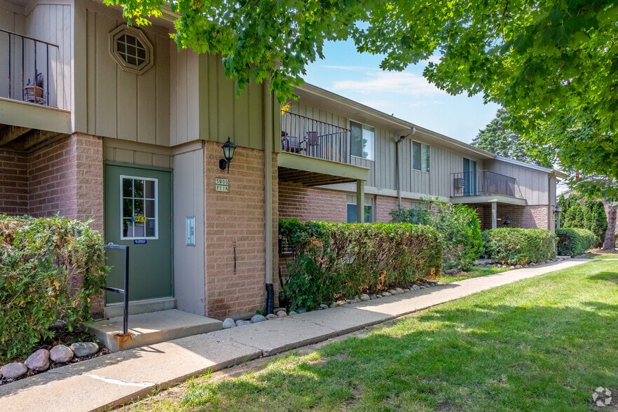 Primary Photo - Mequon Parc Apartments