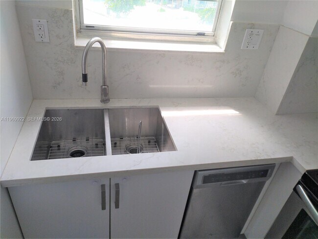 Building Photo - 3301 NE 5th Ave