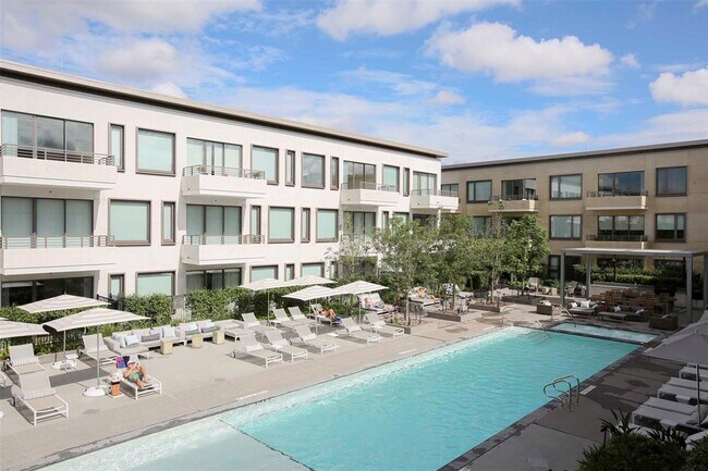 Building Photo - 4444 Westheimer Rd