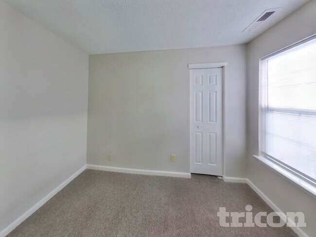 Building Photo - 4518 Connaught W Dr