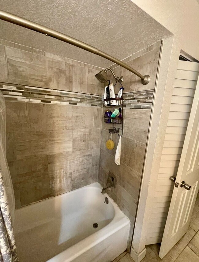 Building Photo - 1 bedroom Creekside Villas Townhome Near O...