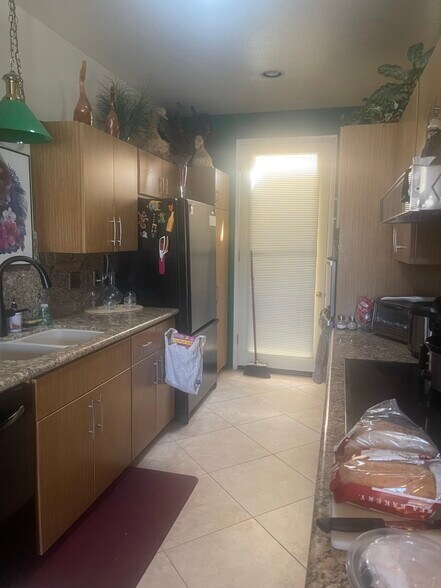Kitchen - 141 Lake Shore Dr