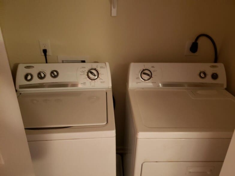 Building Photo - 128 Anna St