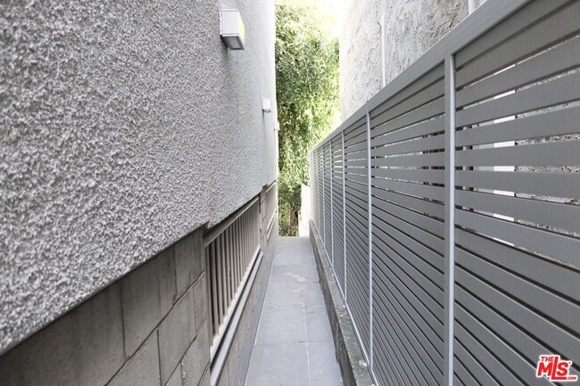 Building Photo - 21 1/2 Wavecrest Ave