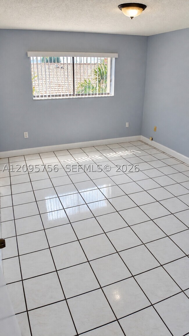 Building Photo - 5290 W 21st Ct