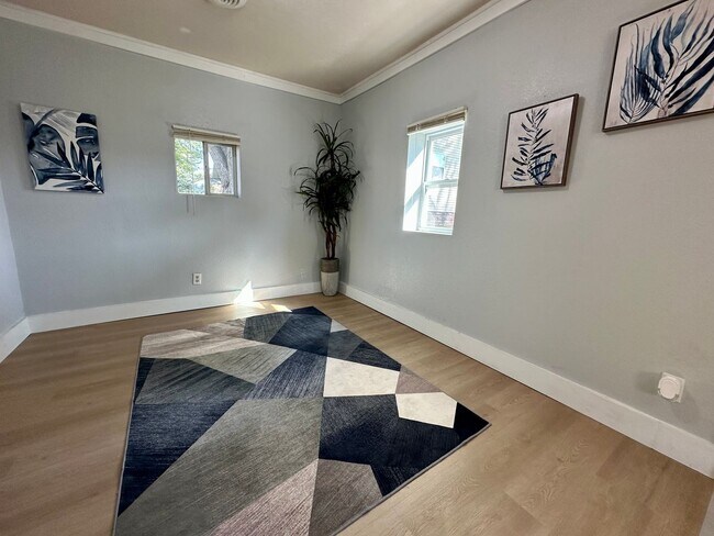 Building Photo - 1 bed, 1 bath home for rent in quiet Water...