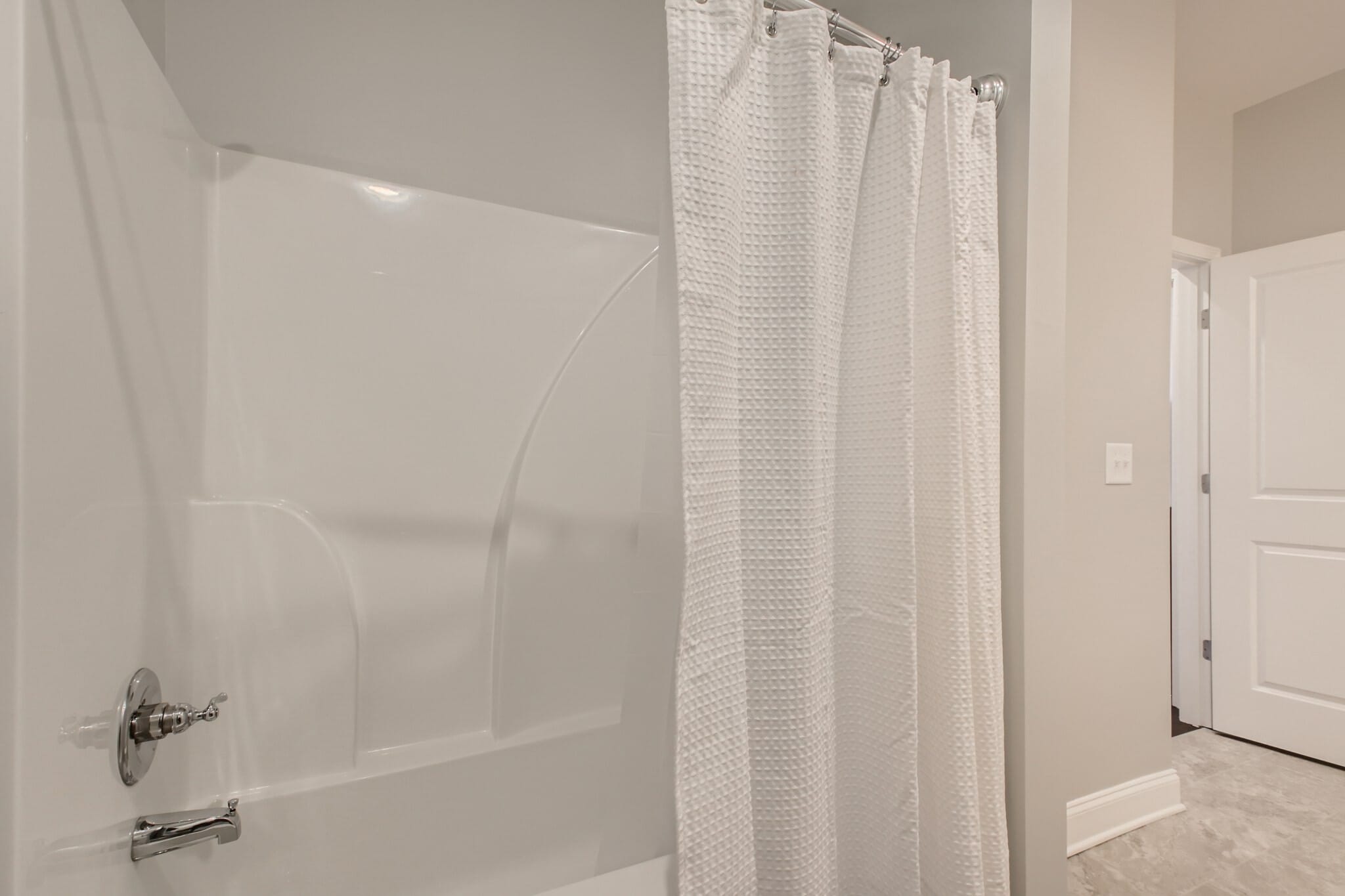 Upstairs Tub / Shower - 1608 Hampshire Plz