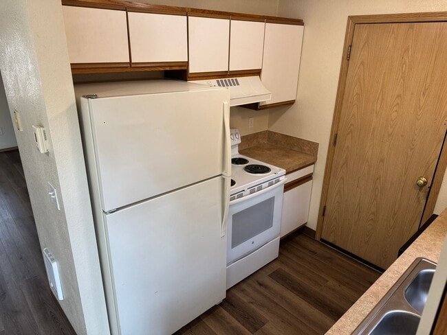 Building Photo - Freshly updated 3 bedroom 2 bathroom duple...