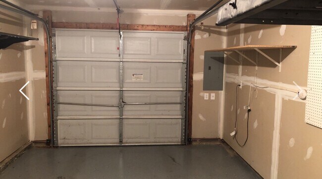 Building Photo - Awesome end unit townhouse in waterfront community