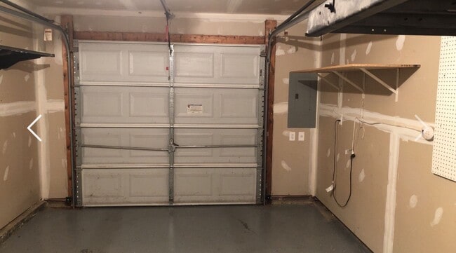 Building Photo - Nice end unit townhouse in waterfront comm...