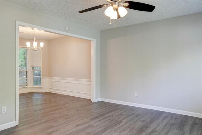 Building Photo - 4940 Tanners Spring Dr