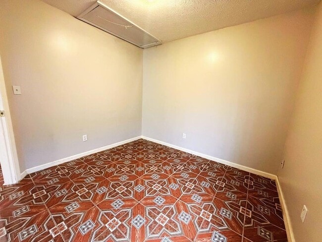 Building Photo - 5410 Twin Lakes Dr