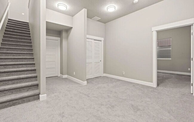 Building Photo - Discover Luxury at Every Turn!