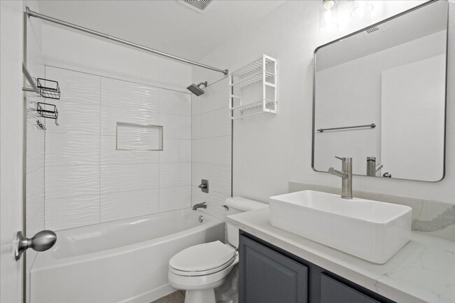 Building Photo - Single Story 3 Bedroom Home with Open Concept