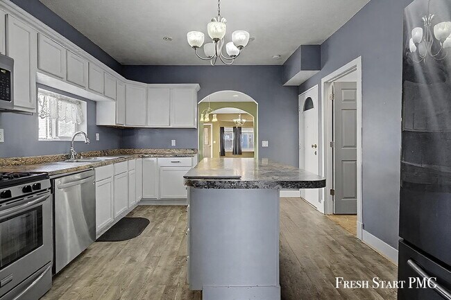 Building Photo - Spacious 5-Bed Home with 2.5 Baths