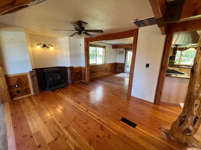 Building Photo - Custom Rustic 4-Bdr on beautiful 5 acres with Greenhouse in Sisters!