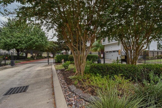 Building Photo - 815 Garden Rose Ln